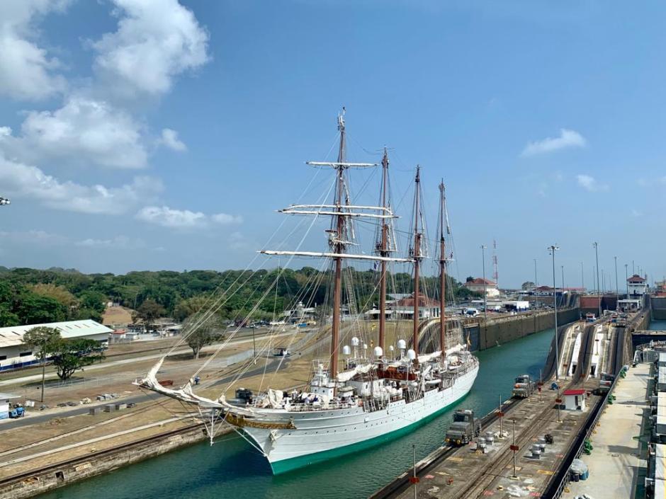 El Juan Sebastián de Elcano cruza el Canal de Panamá