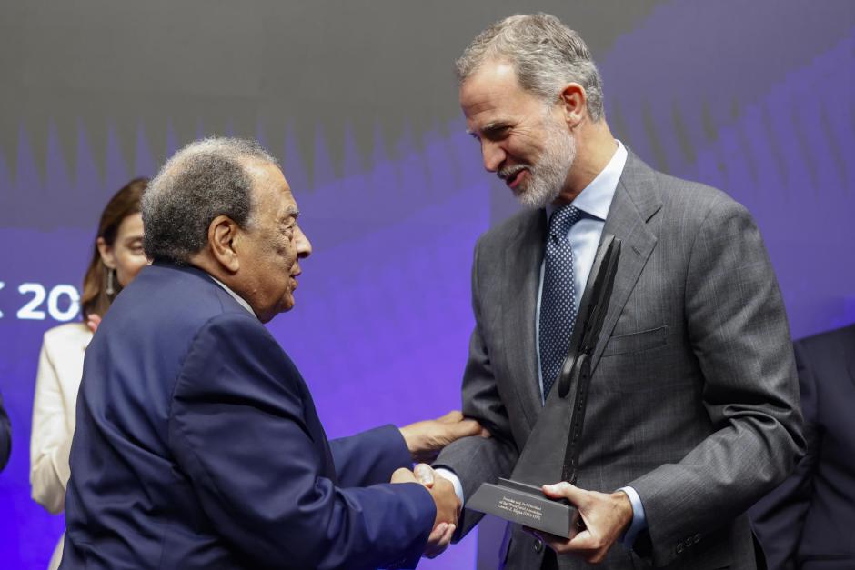 MADRID, 08/05/2023.- El rey Felipe B¿VI entrega a  Andrew Young, icono de los derechos civiles en EE. UU., el World Peace & Liberty Award, de la World Jurist Association, en el cierre de la presentación en Madrid, como antesala al World Law Congress New York 2023, EFE/ Javier Lizon  POOL