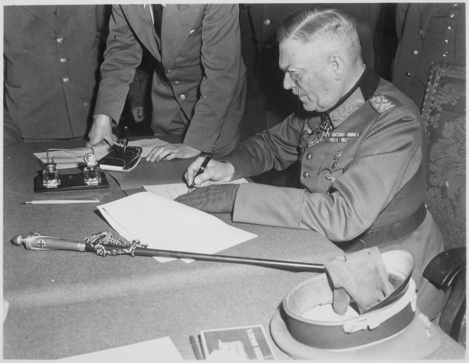 Wilhelm Keitel firma la capitulación ante la URSS en Karlshorst (Berlín)