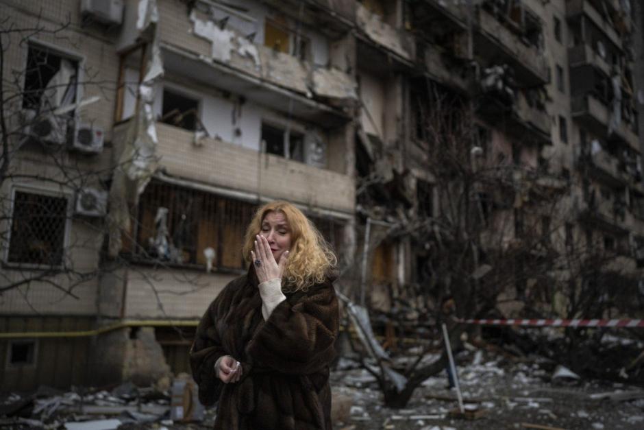 Imagen de una superviviente de los bombardeos rusos sobre Mariupol