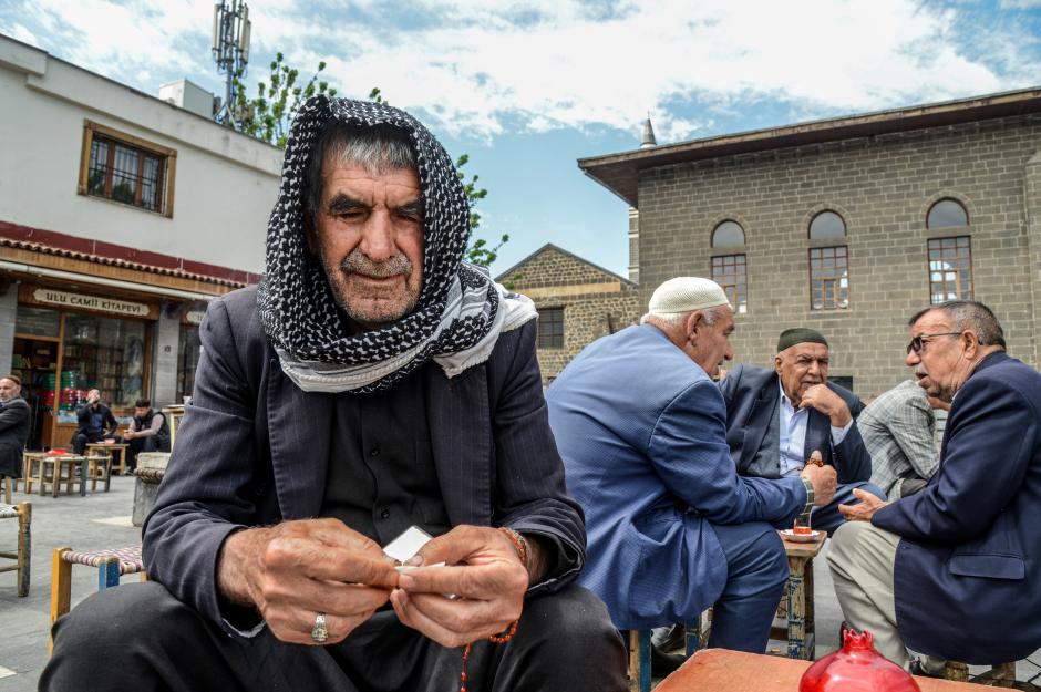 La gente se sienta en una casa de té tradicional en el distrito histórico Sur en Diyarbakir. Turquía