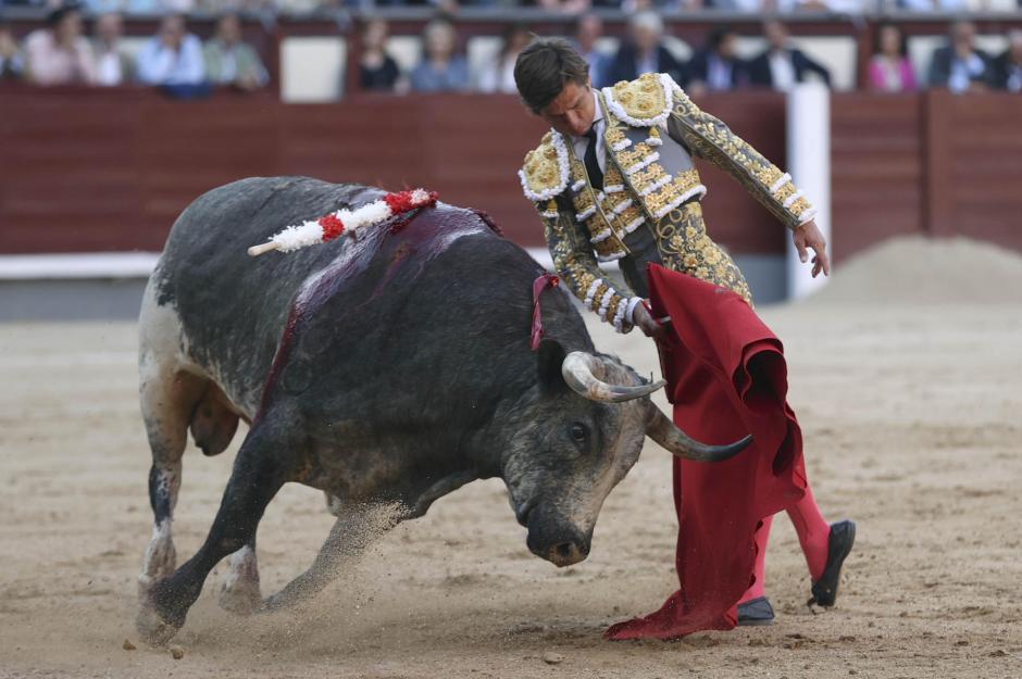 El diestro Julián López "El Juli" da un pase a su toro durante el primer festejo de la Feria de San Isidro