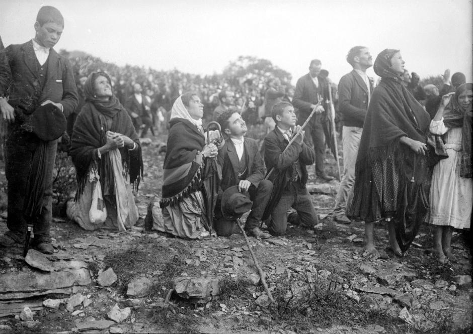 Algunas de las personas reunidas el 13 de octubre de 1917 en Cova da Iría