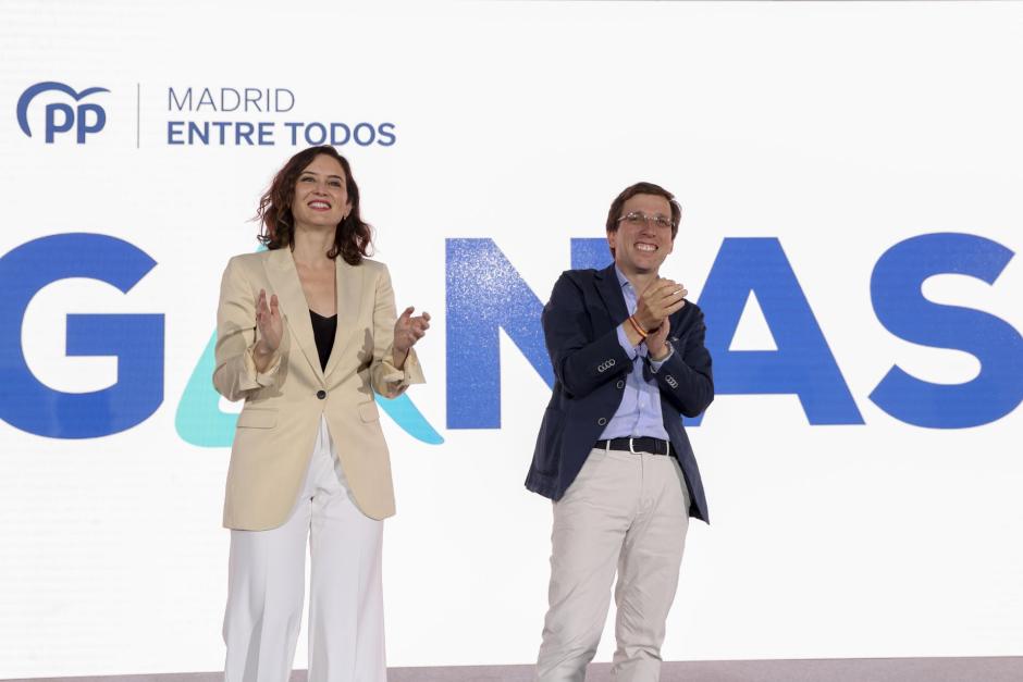 Ambos candidatos posan junto al lema elegido por la presidenta del PP de Madrid