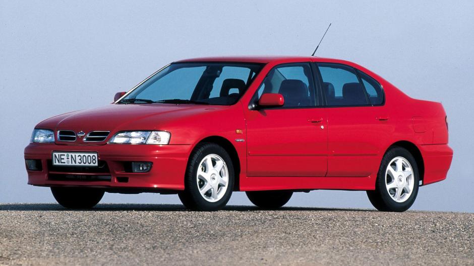 Nissan Primera GT. Un verdadero desconocido por el público en general pero que era extremadamente eficaz y divertido de conducir, con un motor de 115 caballo sy un peso ligeramente superior a los 1.100 kilos. En la imagen la segunda generación del modelo. A día de hoy cuestan entr 3.000 y 10.00 euros en función del estado de conservación