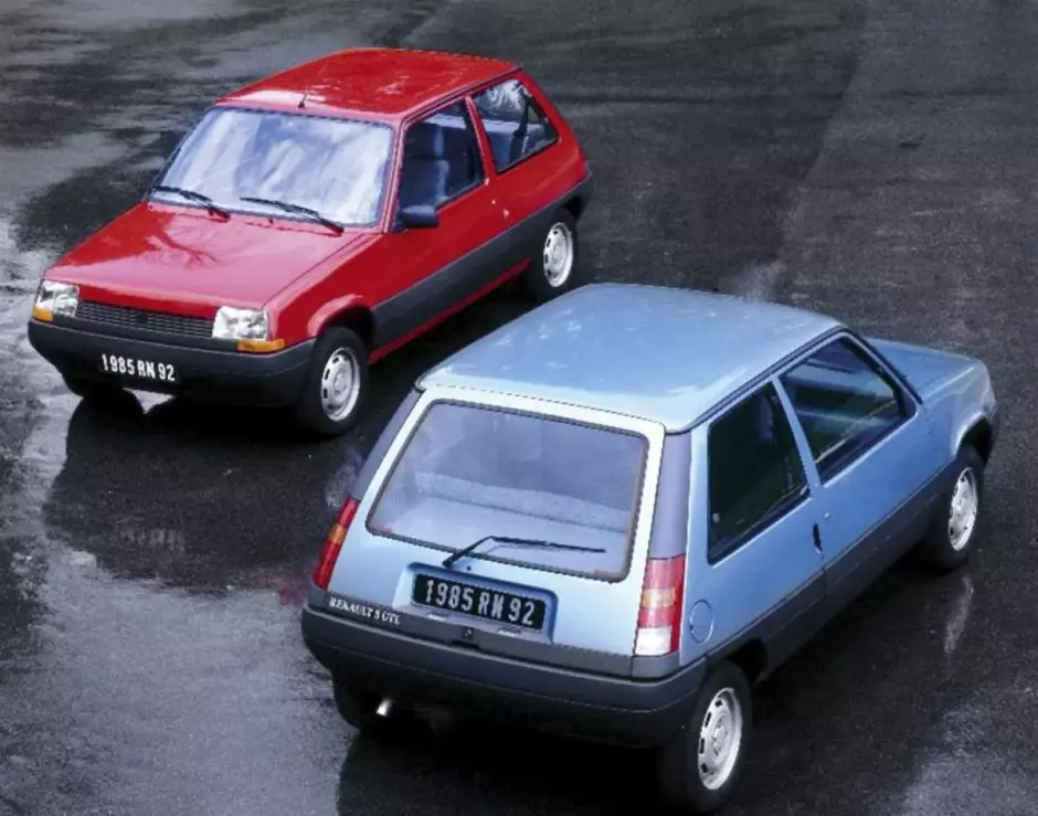 Renault 5. Con la firma francesa trabajando sobre un nuevo Renault 5 que verá la vida en breve, qué mejor que hacerse con uno de segunda generación de los años 90. Su estética es inconfundible. Hace no mucho salió a la venta una unidad con 35.000 kilómetros por 9.950 euros... una ganga a día de hoy