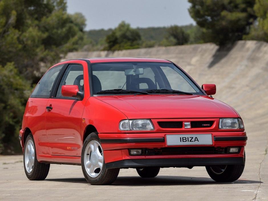 Seat Ibiza. Prácticamente en todas las casas de este país ha habido un Seat Ibiza de alguna generación. En este caso en 1993 vio la luz la segunda entrega del modelo, sin duda más recomendable que la primera e incluso con motores TDi. Suben como la espuma, los hay entre 3.000 y 6.000 euros