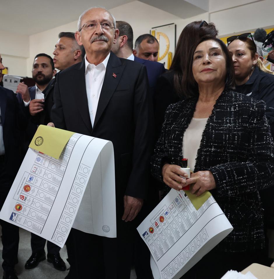 Kemal Kilicdaroglu (L) the 74-year-old leader of the center-left, pro-secular Republican People's Party, or CHP, and his wife Selvi Kilicdaroglu (R) hold their ballot papers as they prepare to cast their votes at a polling station in Ankara on May 14, 2023, for presidential and parliamentary elections in Turkey. Turkey is voting in a momentous election that could extend President Recep Tayyip Erdogan's two-decade grip on power or put the mostly Muslim nation on a more secular course. Turnout was expected to be huge in what has effectively turned into a referendum on Turkey's longest-serving leader and his Islamic-rooted party. (Photo by Adem ALTAN / AFP)