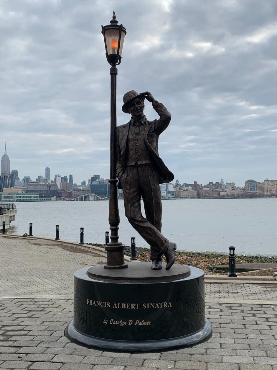 La estatua de Frank Sinatra en Hoboken, Nueva Jersey