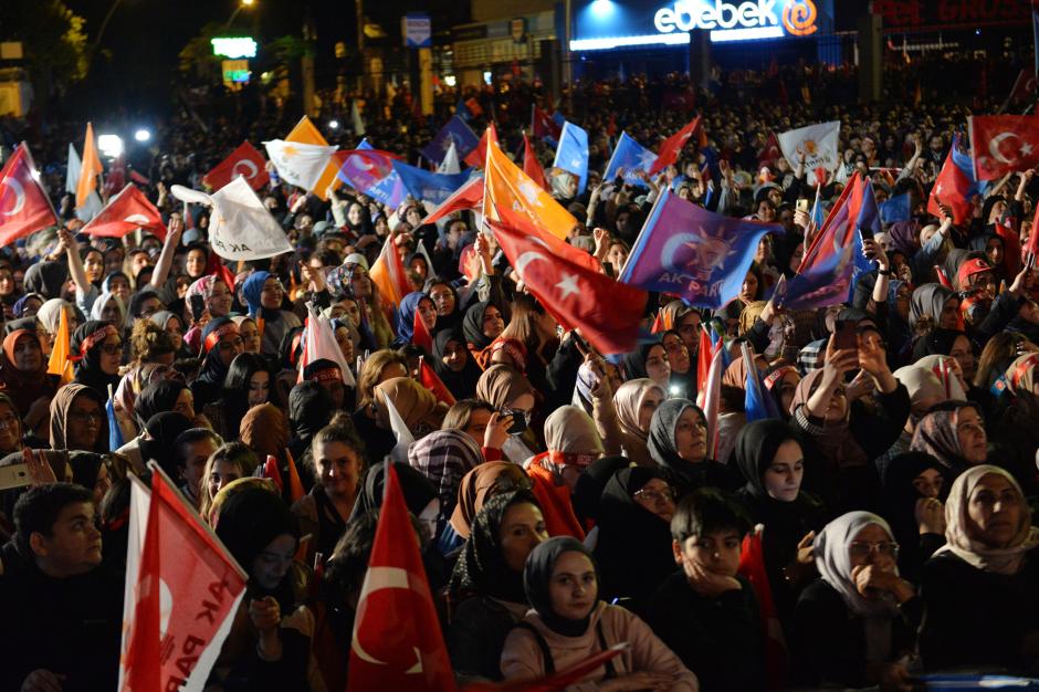 Ankara (Turkey), 15/05/2023.- Supporters wave flags and banners as Turkish President and presidential candidate Recep Tayyip Erdogan makes an address at the Justice and Development Party (AKP) headquarters, in Ankara, Turkey, 15 May 2023, the day after simultaneous parliamentary and presidential elections. (Elecciones, Turquía) EFE/EPA/Necati Savas