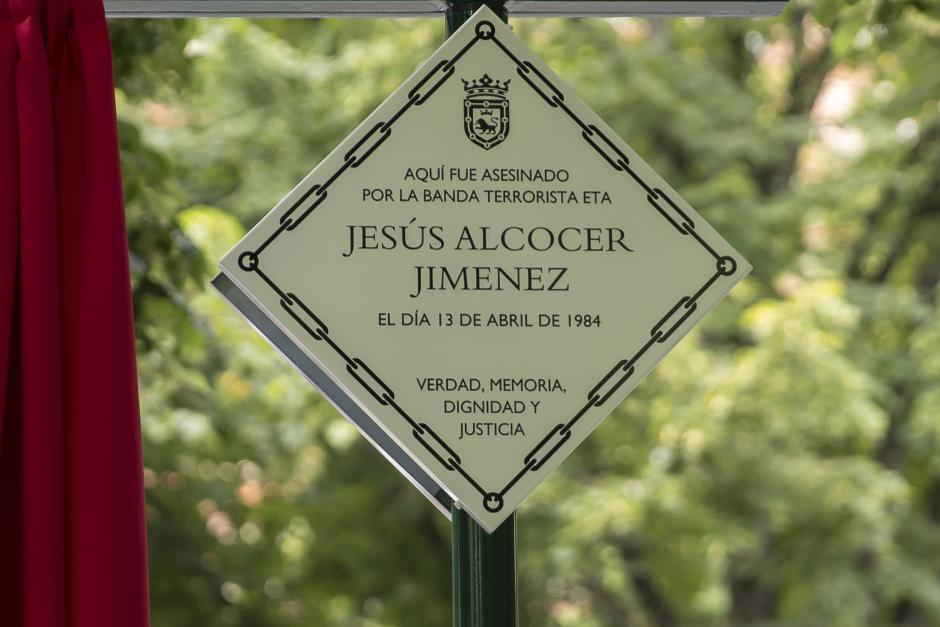 Placa del Ayuntamiento de Pamplona en memoria de Jesús Alcocer