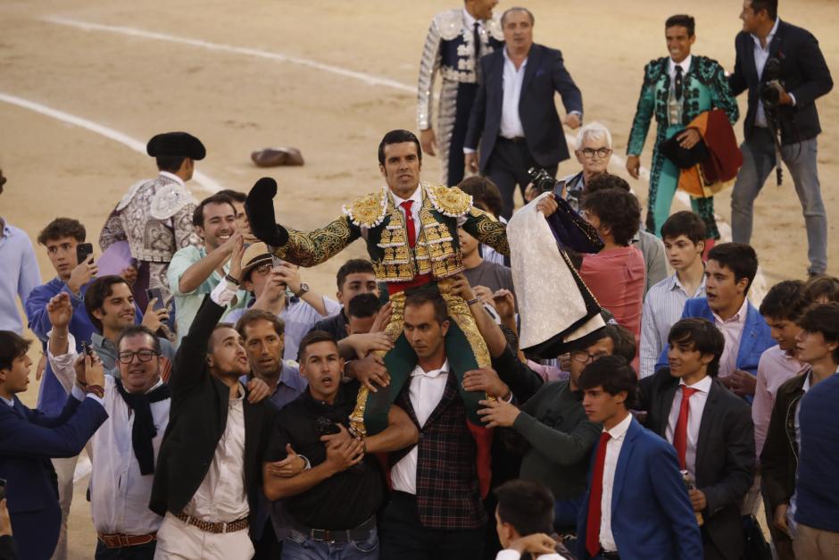 El torero Emilio de Justo saliendo a hombros