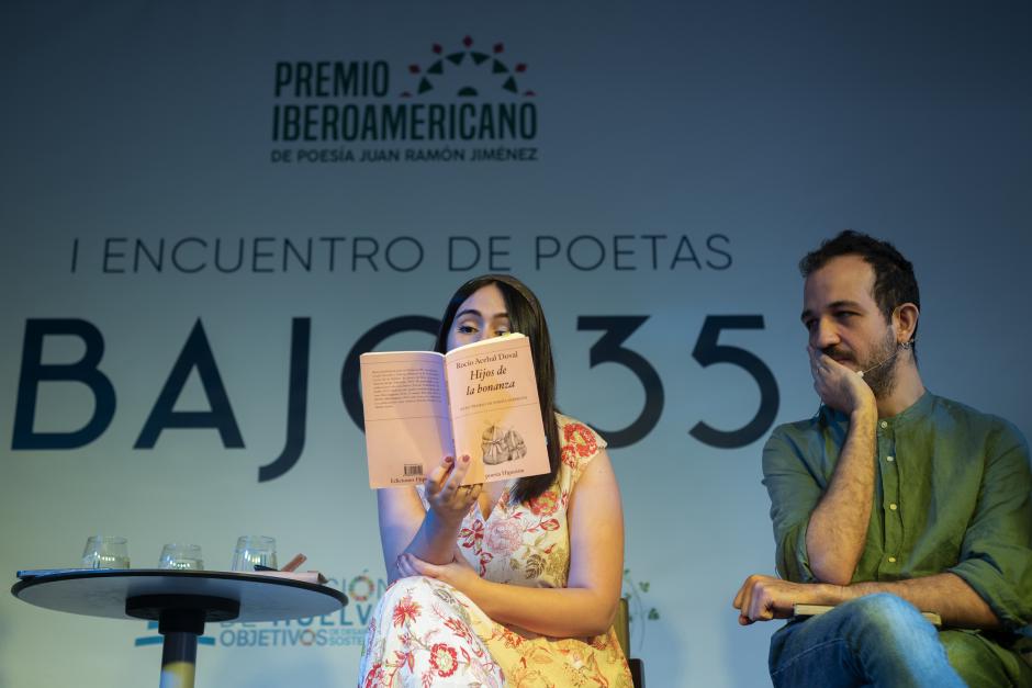 La poeta Rocío Acebal, ganadora del Premio Hiperión de Poesía 2020 con su poemario 'Hijos de la bonanza'