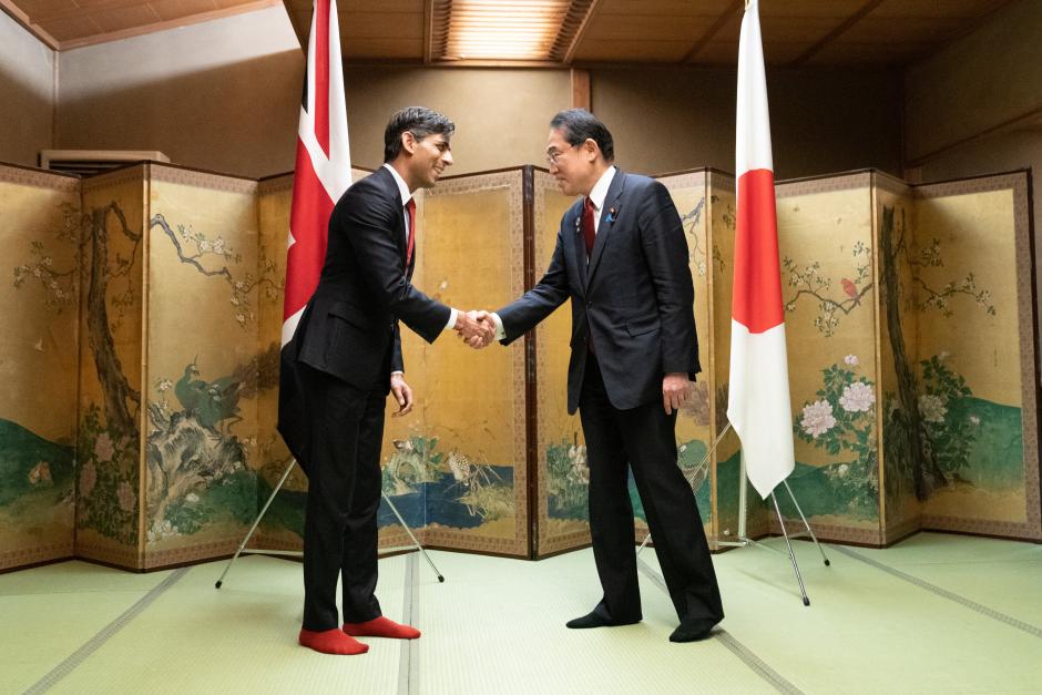 El primer ministro británico Rishi Sunak es recibido por el primer ministro Fumio Kishida