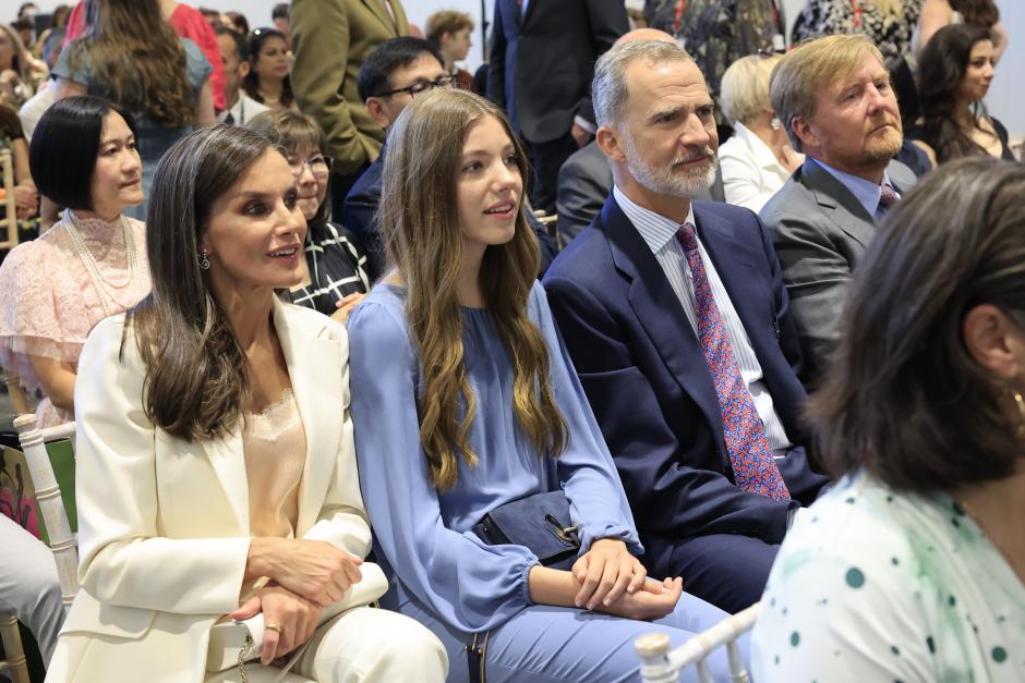 La mirada de orgullo de los Reyes y la Infanta Sofía hacia Leonor es indiscutible