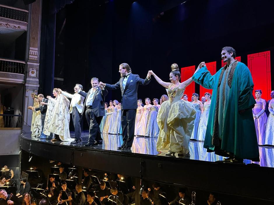 Saludos finales de la representación de 'Adriana Lecouvreur' en el Teatro Cervantes de Málaga