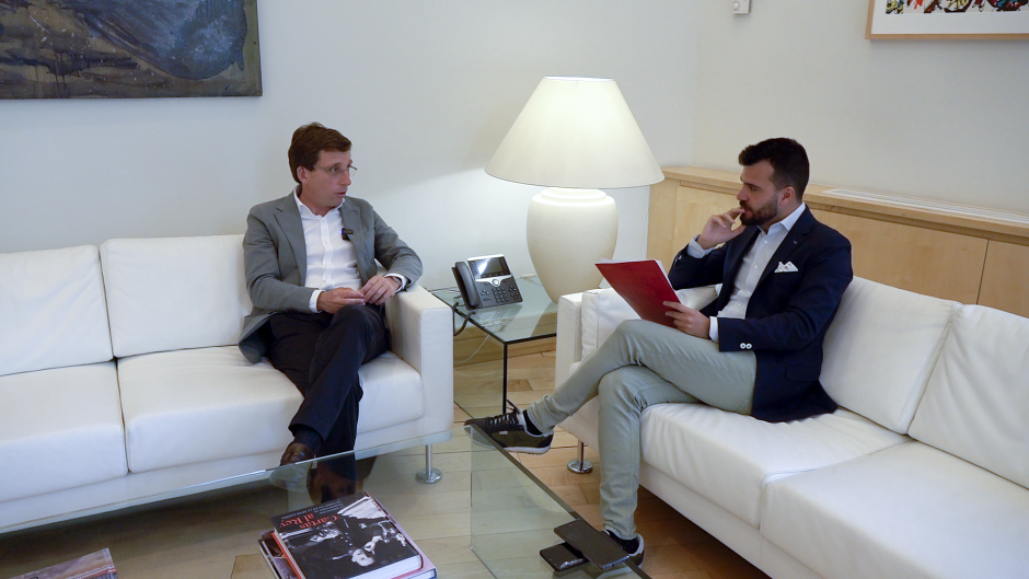Martínez-Almeida junto a David Vicente Casado, redactor jefe de Madrid de El Debate