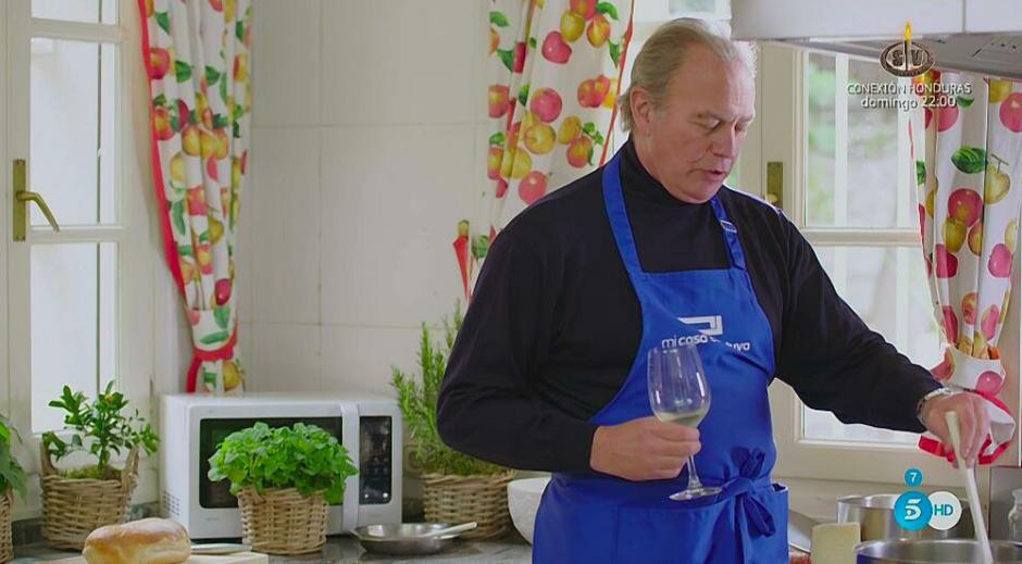 Bertín Osborne en la cocina de Isabel Preysler cuando grabó `Mi casa es la tuya´ con Tamara Falcó