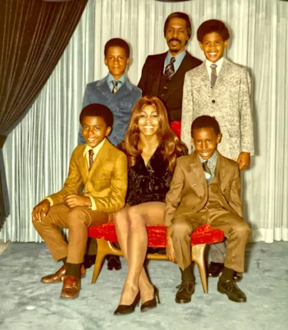 Tina e Ike Turner, con sus hijos