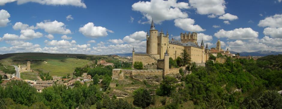 Alcázar de Segovia

Dicen que Walt Disney se inspiró en el Alcázar de Segovia para el castillo que se puede ver al comienzo de todas sus películas. Este es uno de los castillos medievales más famosos del mundo y uno de los monumentos más visitados de España. Es el símbolo de la Ciudad Vieja de Segovia, declarada Patrimonio Mundial de la Unesco en 1985.