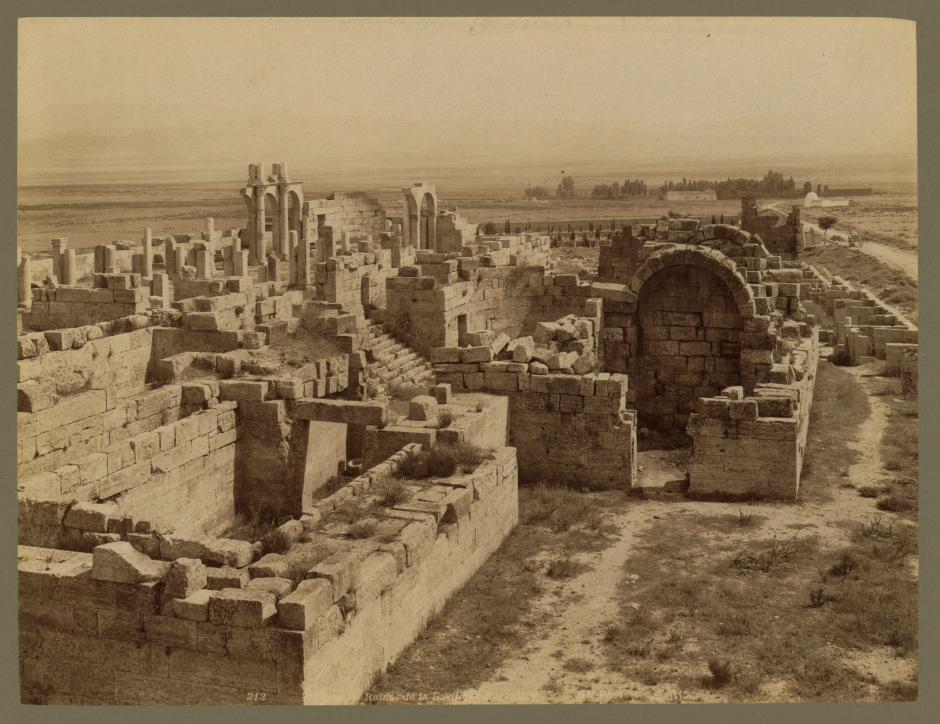 Fotografía de 1860 que muestra la basílica desde un lateral poco después de que la ciudad de Teveste pasara a llamarse Tebessa.