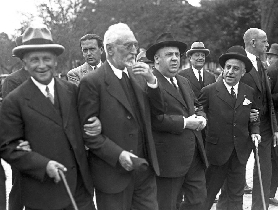 Francisco Largo Caballero, Miguel de Unamuno e Indalecio Prieto durante la manifestación del Primero de Mayo de 1931