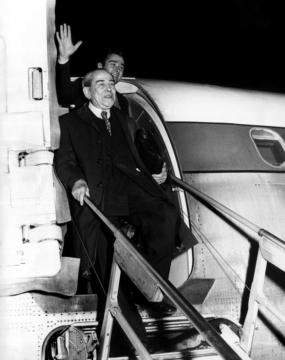 El ex secretario general del PSOE, Rodolfo Llopis, desciende del avión acompañado de su hijo, a su llegada al Prat de Llobregat, tras 36 años de exilio en Francia