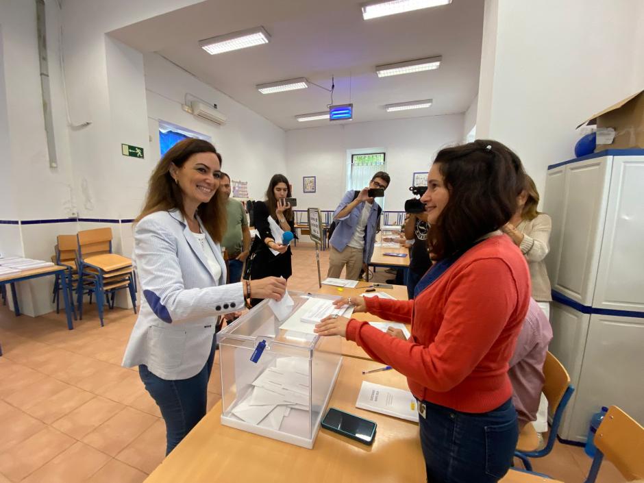 La candidata de Vox a la alcaldía de Córdoba, Yolanda Almagro, ha ejercido su derecho a voto en el colegio López Diéguez de la capital cordobesa pidiendo a los cordobeses que participen en esta jornada electoral.