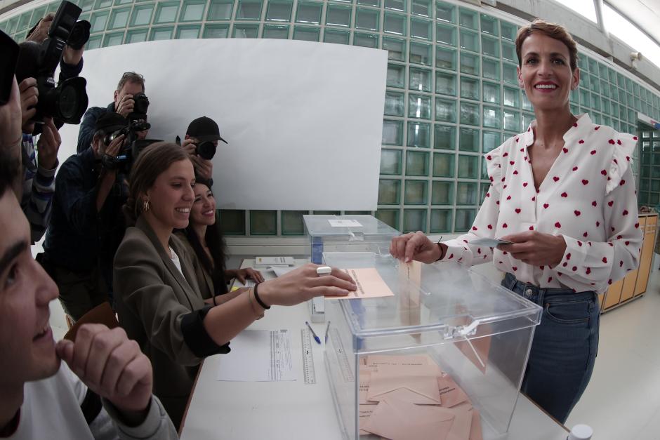 María Chivite ejerciendo su derecho al voto este 28-M
