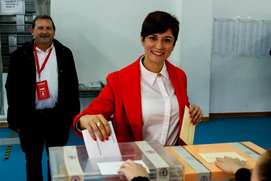 La ministra de Política Territorial, Isabel Rodríguez, ejerce su derecho al voto en un colegio electoral de la localidad de Puertollano este domingo.