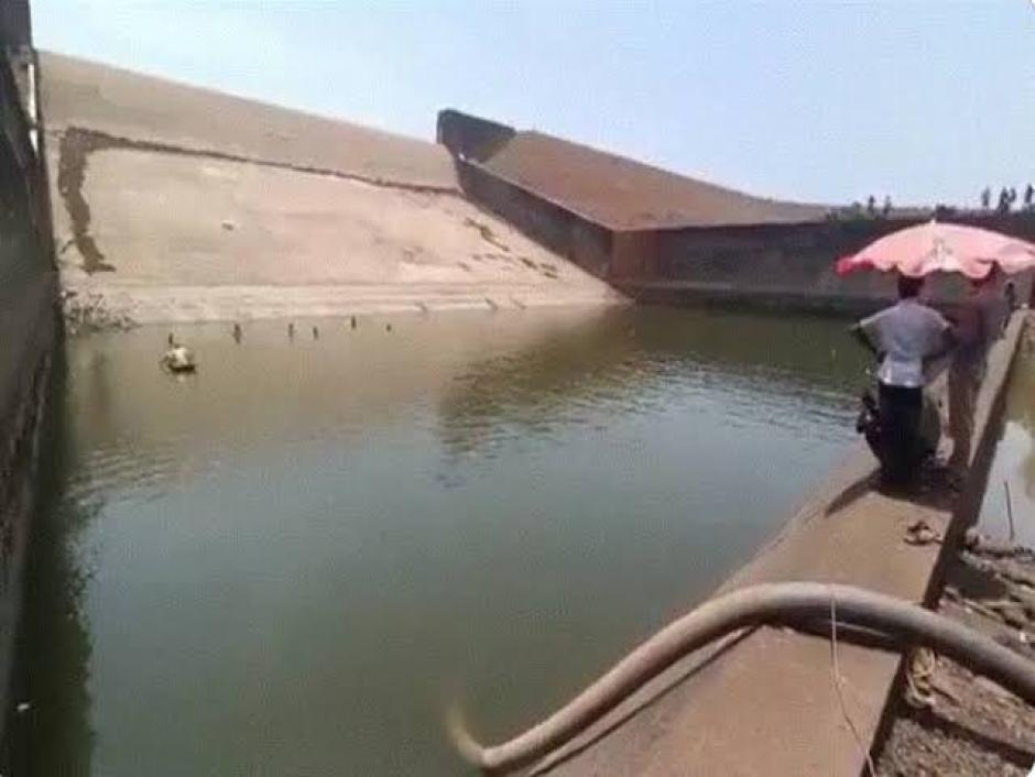 Un funcionario de la India vació una presa en Nueva Delhi para recuperar su móvil que cayó al agua