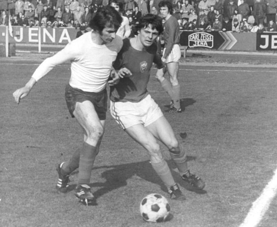 Lutz Eigendorf (derecha) en un duelo con Harald Irmscher (izquierda) del FC Carl Zeiss Jena durante el partido del 1 de marzo de 1975.
