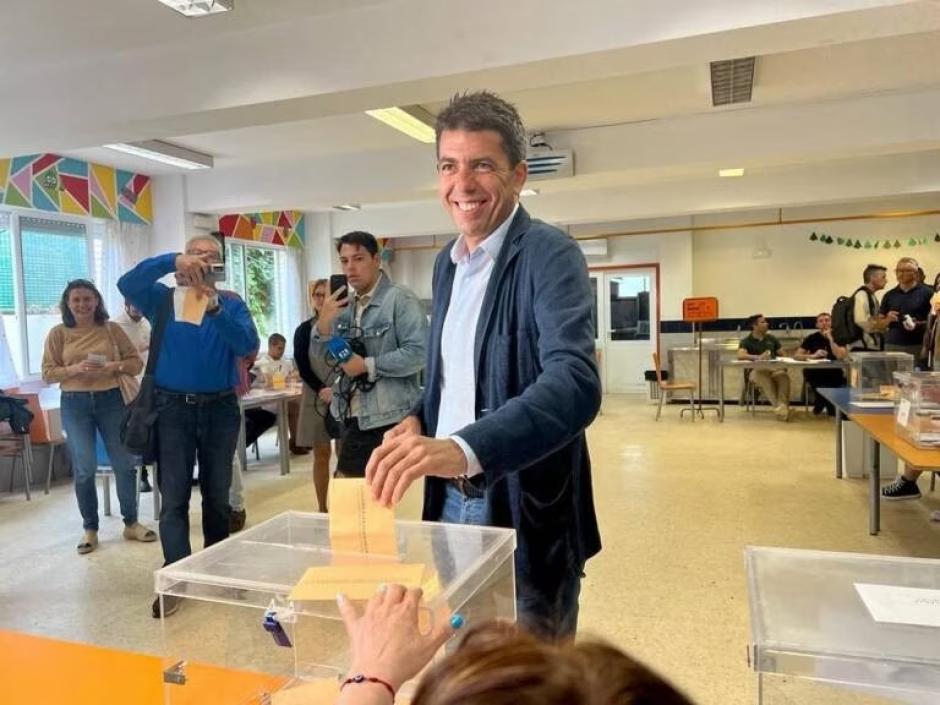 El candidato del PP a la Generalitat Valenciana, Carlos Mazón, votando en la jornada electoral del 28-M