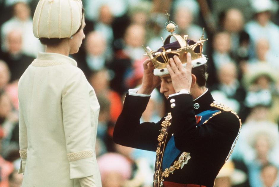 PRINCE CHARLES KNEELS BEFORE QUEEN ELIZABETH II AS SHE CROWNS HIM PRINCE OF WALES AT HIS INVESTITURE AT CAERVARVON CASTLE. 1 JULY 1969. /, Credit:Anwar Hussein / Avalon