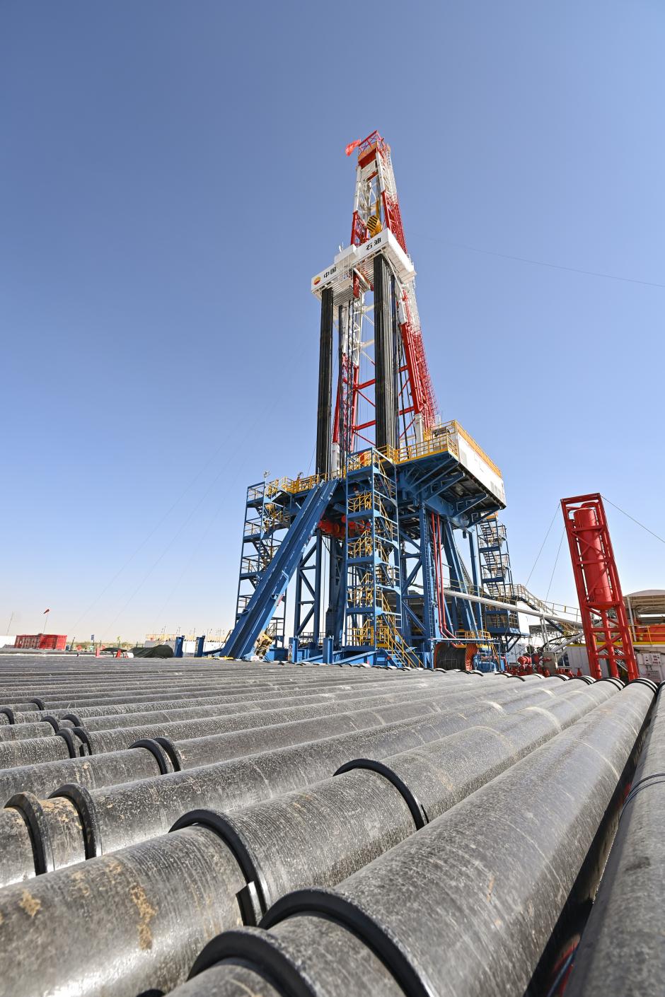 (230530) -- URUMQI, May 30, 2023 (Xinhua) -- Engineers inspect the operation of drilling machine at the drilling project of a borehole over 10,000 meters deep for scientific exploration in northwest China's Xinjiang Uygur Autonomous Region, May 30, 2023.
  The drilling of China's first borehole over 10,000 meters deep for scientific exploration began on Tuesday in the Tarim Basin, northwest China's Xinjiang Uygur Autonomous Region.
   The operation started at 11:46 a.m. on Tuesday. It represents a landmark in China's deep-Earth exploration, providing an unprecedented opportunity to study areas of the planet deep beneath the surface. (Xinhua/Li Xiang) (Photo by Li Xiang / XINHUA / Xinhua via AFP)