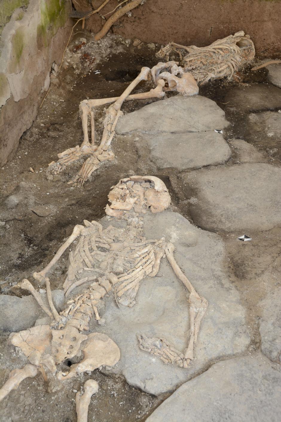 Los esqueletos de tres habitantes de Pompeya (Italia), incluido el de un niño