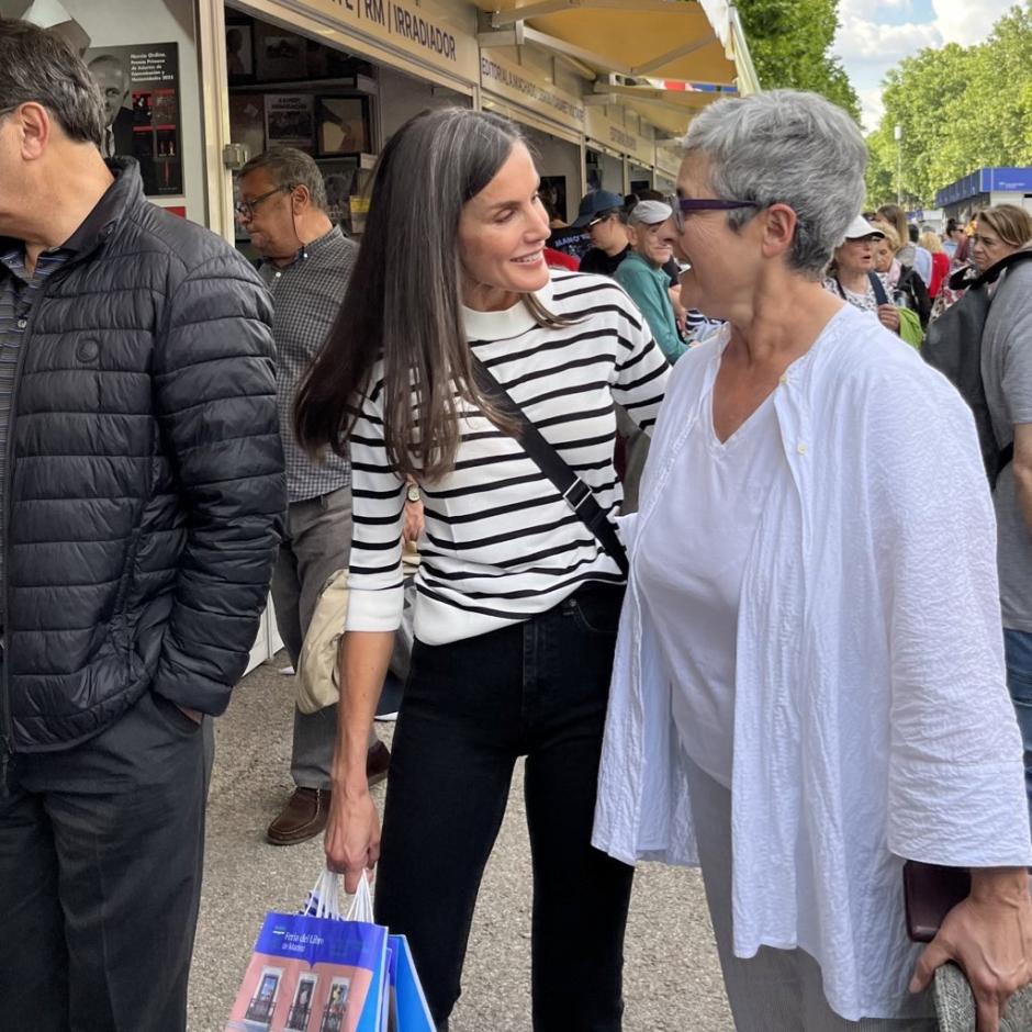 La Reina posa junto a Eva Orué, directora de la Feria del Libro de Madrid