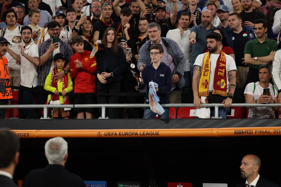 Budapest (Hungary), 31/05/2023.- Roma head coach Jose Mourinho (bottom L) gives away to fans after losing the UEFA Europa League final between Sevilla FC and AS Roma, in Budapest, Hungary, 01 June 2023. Sevilla won the final with 4-1 on penalties. (Hungría) EFE/EPA/ANNA SZILAGYI