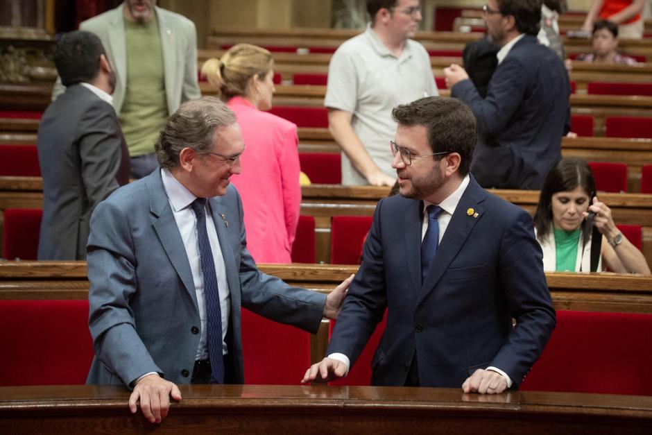 Jaume Giró y Pere Aragonès conversan al finalizar el pleno en el Parlamento de Cataluña