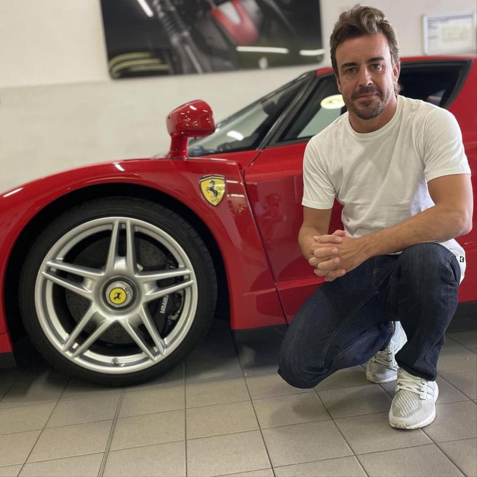Alonso posa junto a su Ferrari Enzo para la casa de subastas