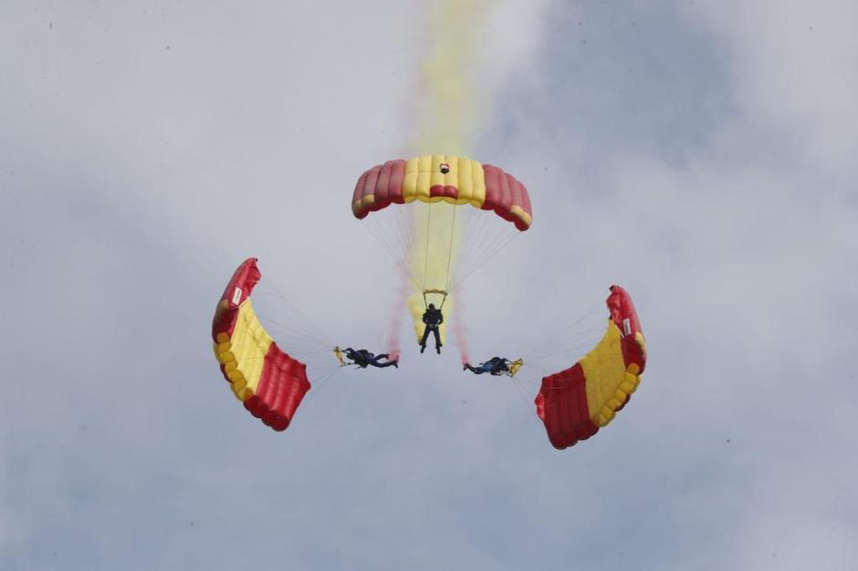 La exhibición ha comenzado con dos saltos de paracaidistas de la PAPEA