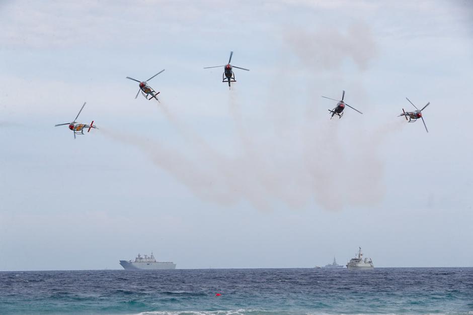 Exhibición acrobática a cargo de cinco helicópteros de la Patrulla ASPA del Ejército del Aire y del Espacio