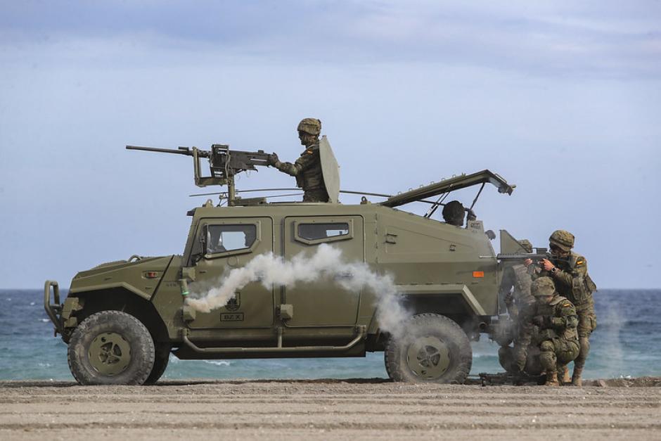 Uno de los vehículos de combate del Ejército de Tierra en la playa