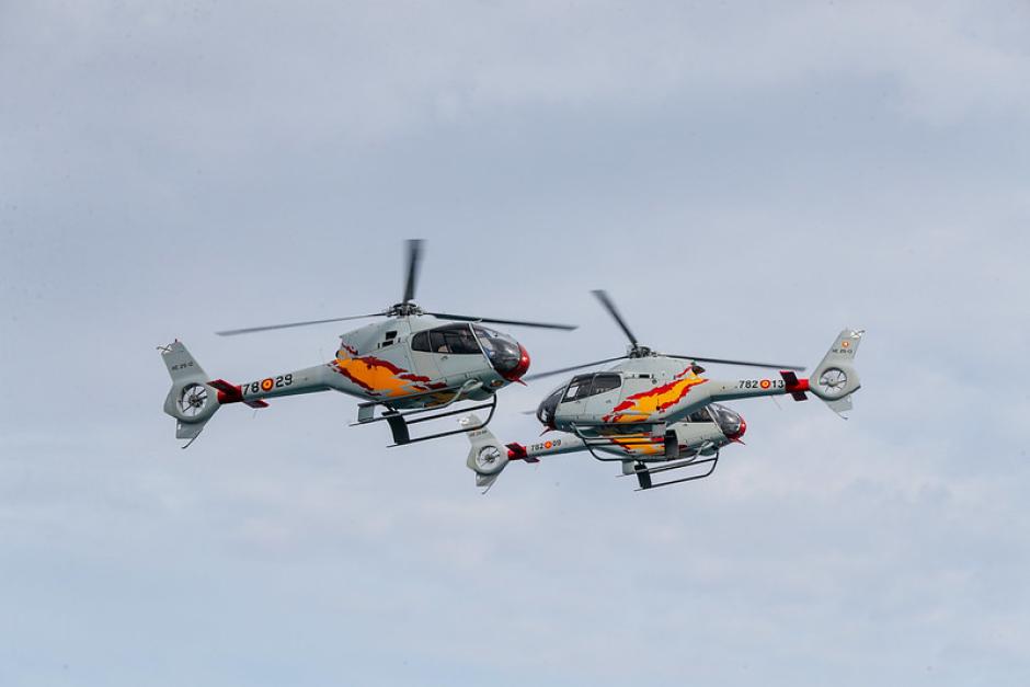 Detalle de la exhibición acrobática de helicópteros