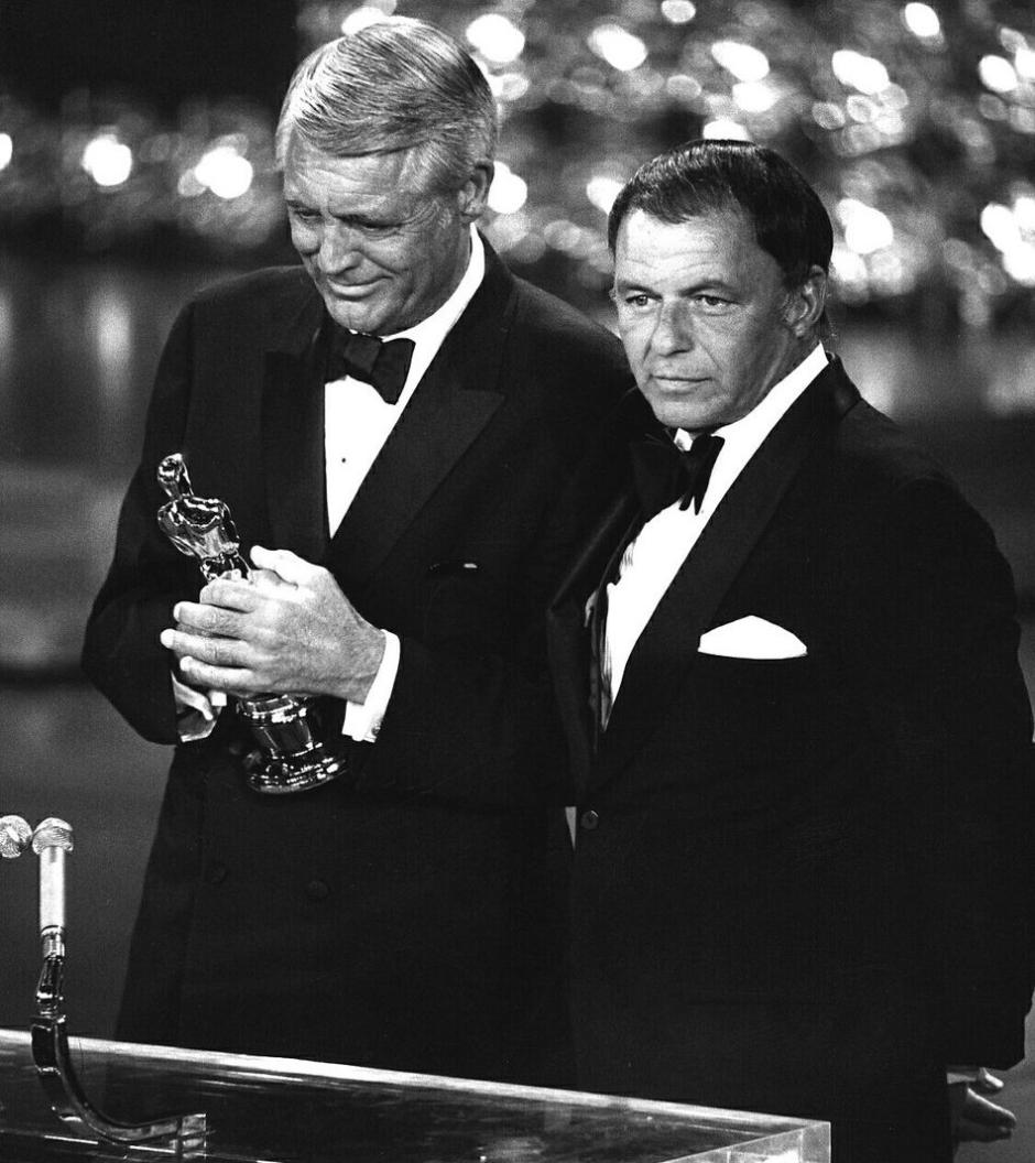 Frank Sinatra entregó el Oscar honorífico a Cary Grant