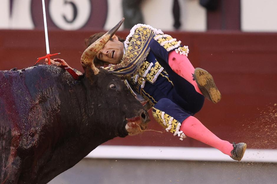 Sebastián Castella, con su segundo toro durante el vigésimo primer festejo taurino de la Feria San Isidro
