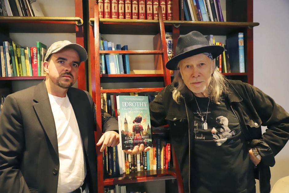 Peter Redwhite y Elliott Murphy han escrito a cuatro manos el libro 'Dorothy y el descubrimiento de América' (Almuzara)