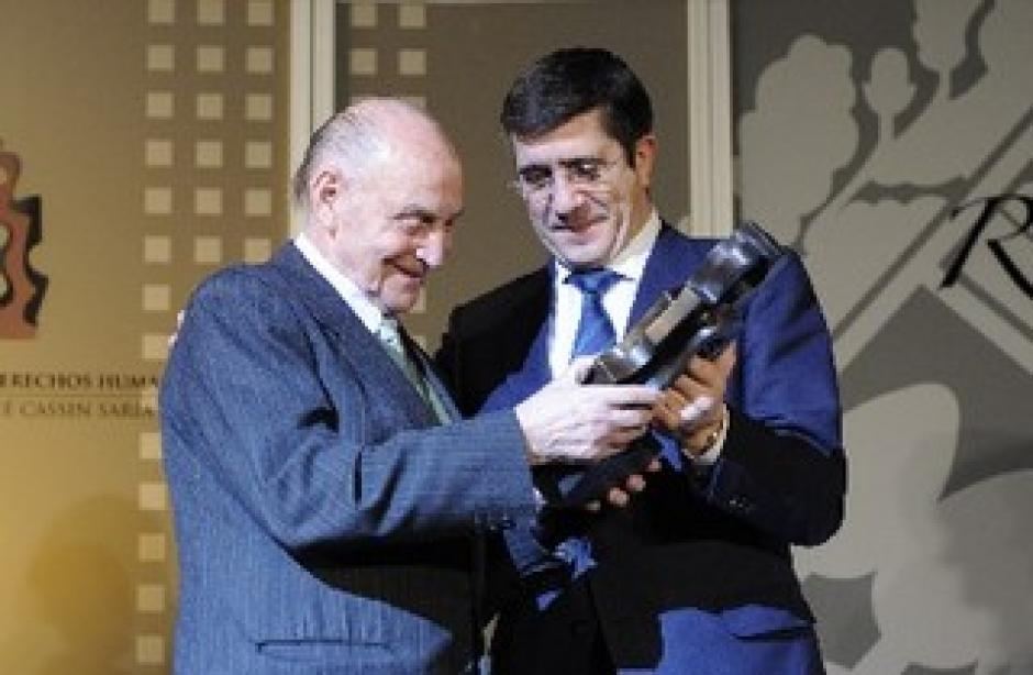 Marcos Ana recibiendo el Premio René Cassin de Derechos Humanos (2010) de manos del lendakari del Gobierno Vasco Patxi López.