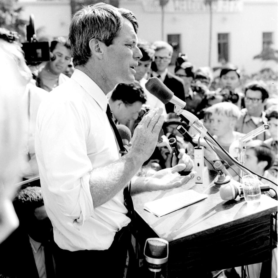 Kennedy hace campaña en Los Ángeles, 1968 (foto de Evan Freed)