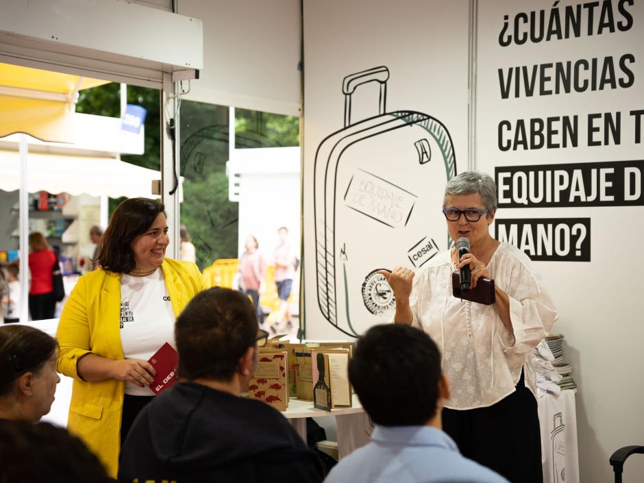 La directora de la Feria del Libro de Madrid, Eva Orúe, y la periodista de El Debate y presentadora de la iniciativa, María Serrano